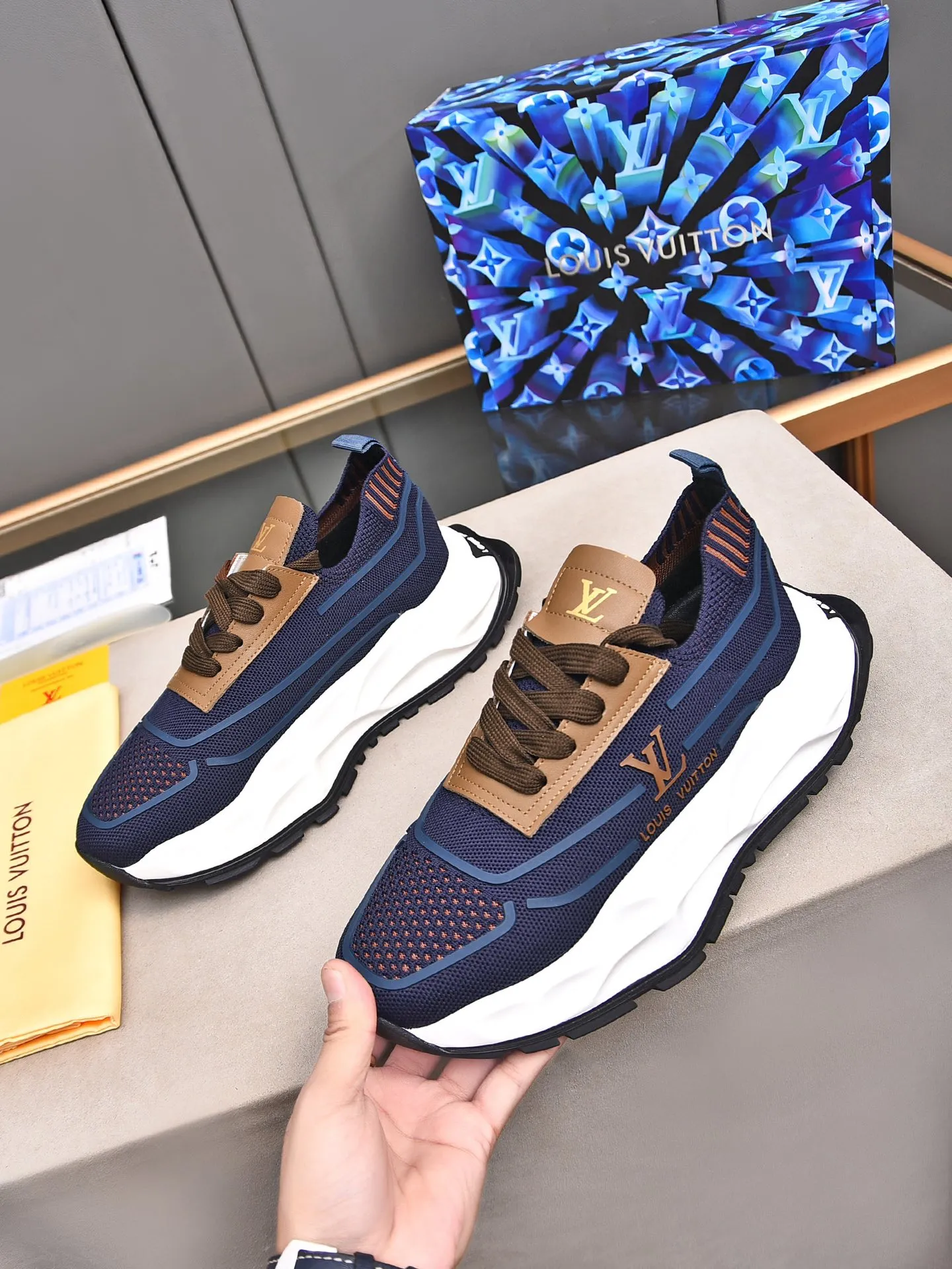 Men's shoes 💰500 LV high-end hot model 👍 Counter 1 design. The face is made of high-elastic fly knit + cowhide + imported glue! TPU outsole is easy to put on, light, comfortable and elastic, trendy and fashionable! ! ! 💪Multiple colors to choose from! Code number: 38-44 (45 46 customized)